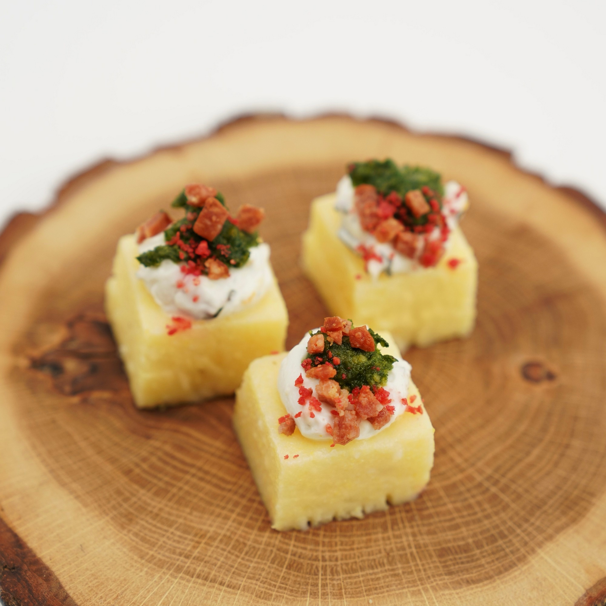 Polentos, ricotos kremo ir šoninės traškučio užkandis (GLUTEN free)