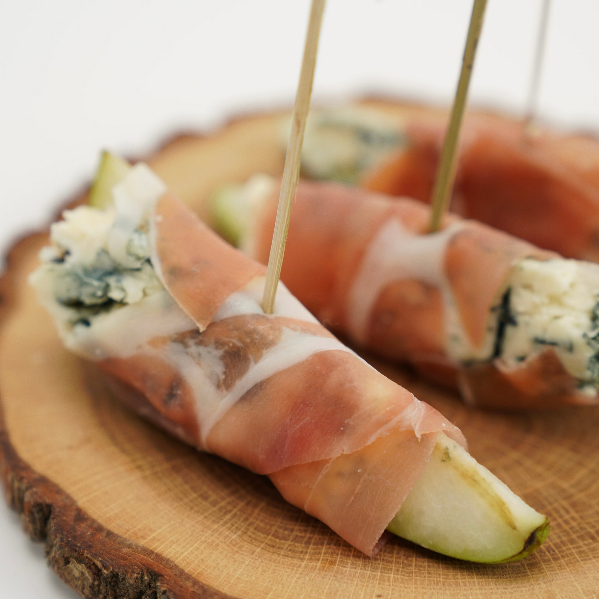 Kriaušės, mėlynojo pelėsio sūrio ir parmos kumpio užkandis (GLUTEN free)