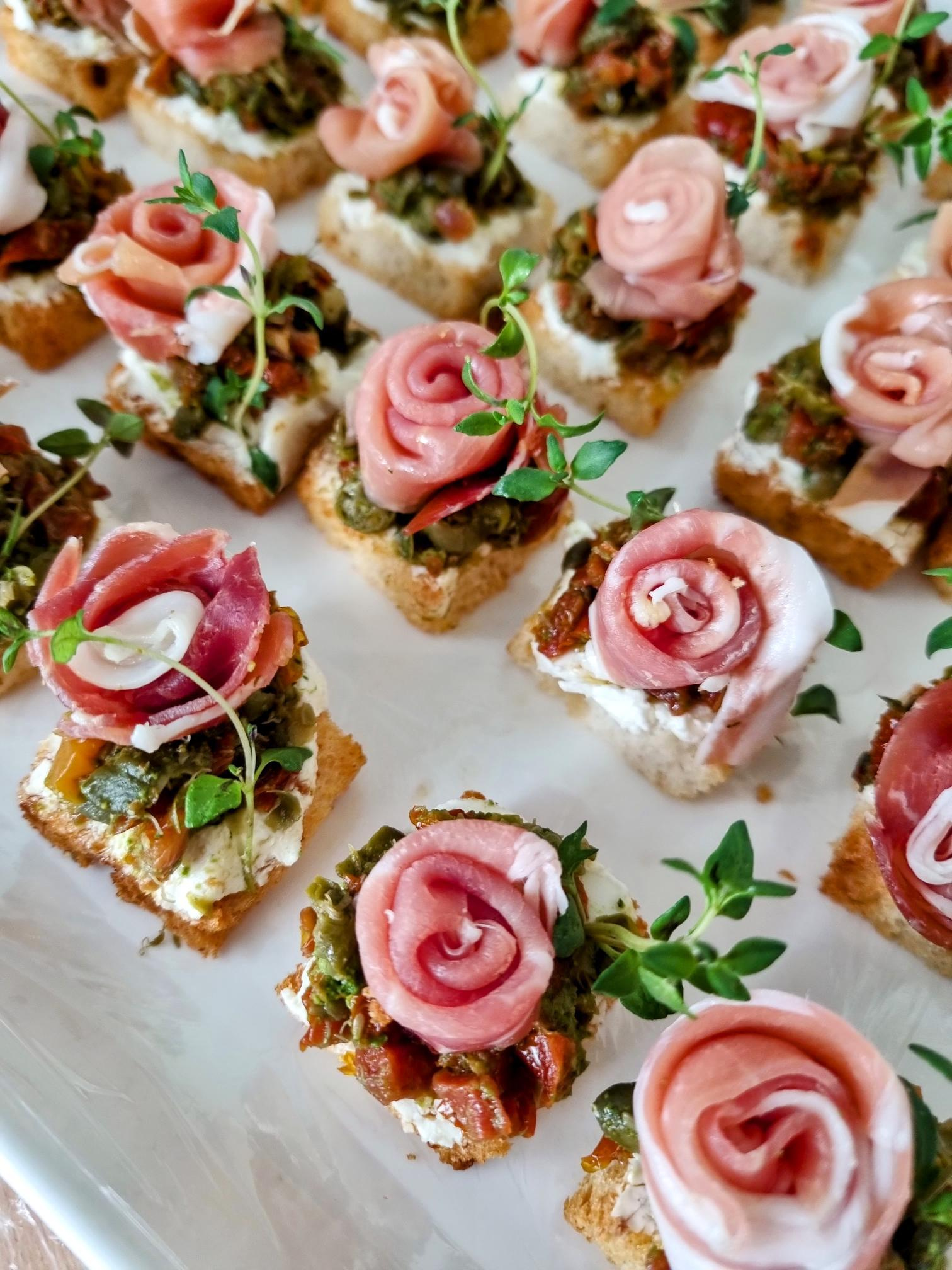 Bruschetta su saulėje džiovintų pomidorų salsa ir  vytintu kumpiu thumbnail 2