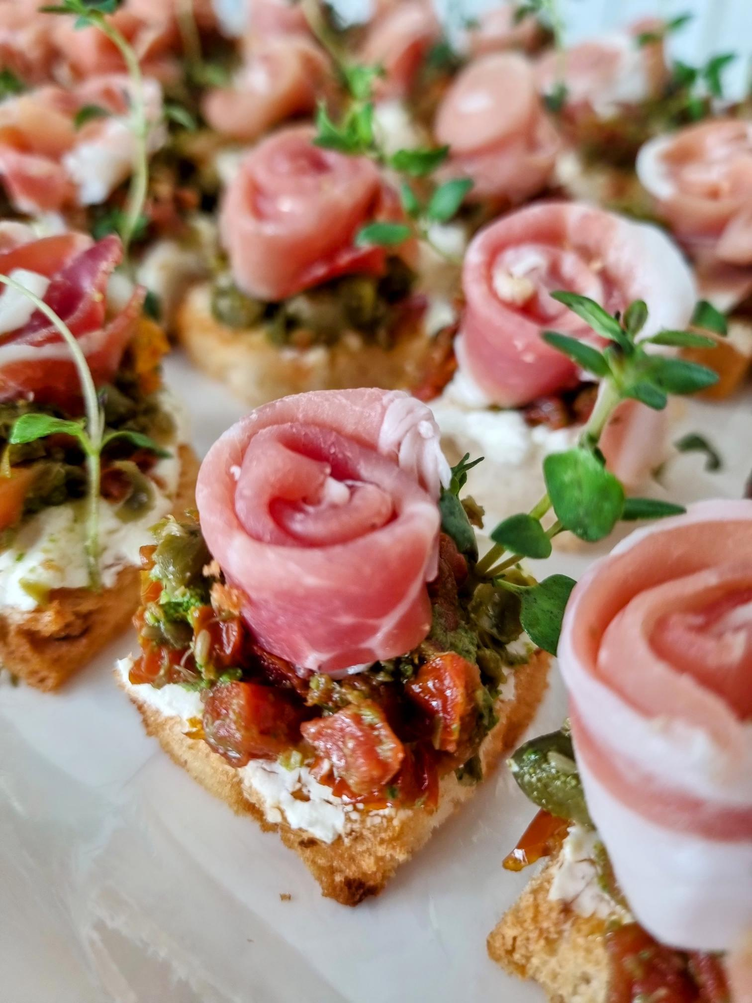 Bruschetta su saulėje džiovintų pomidorų salsa ir  vytintu kumpiu thumbnail 3