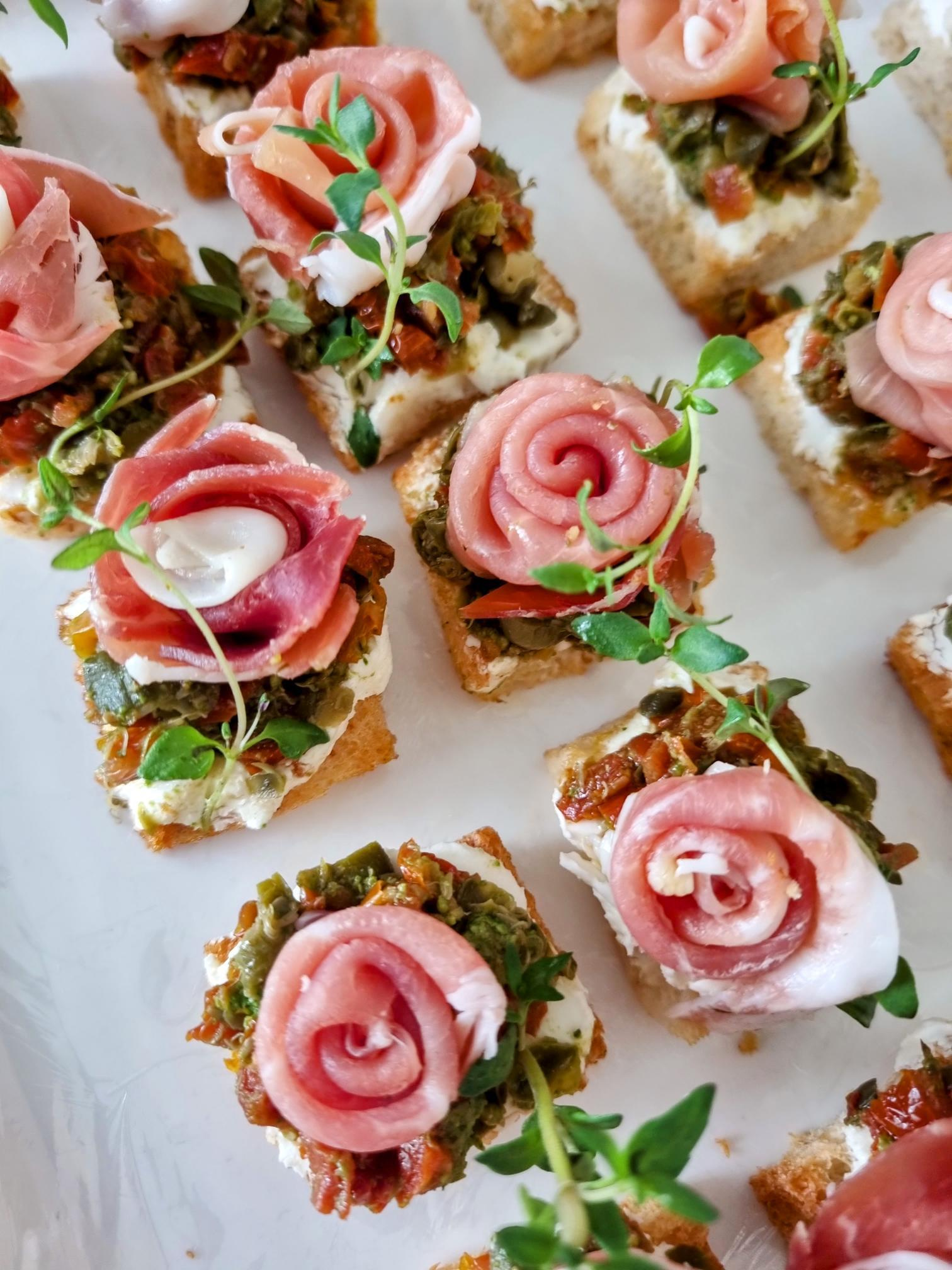 Bruschetta su saulėje džiovintų pomidorų salsa ir  vytintu kumpiu thumbnail 4