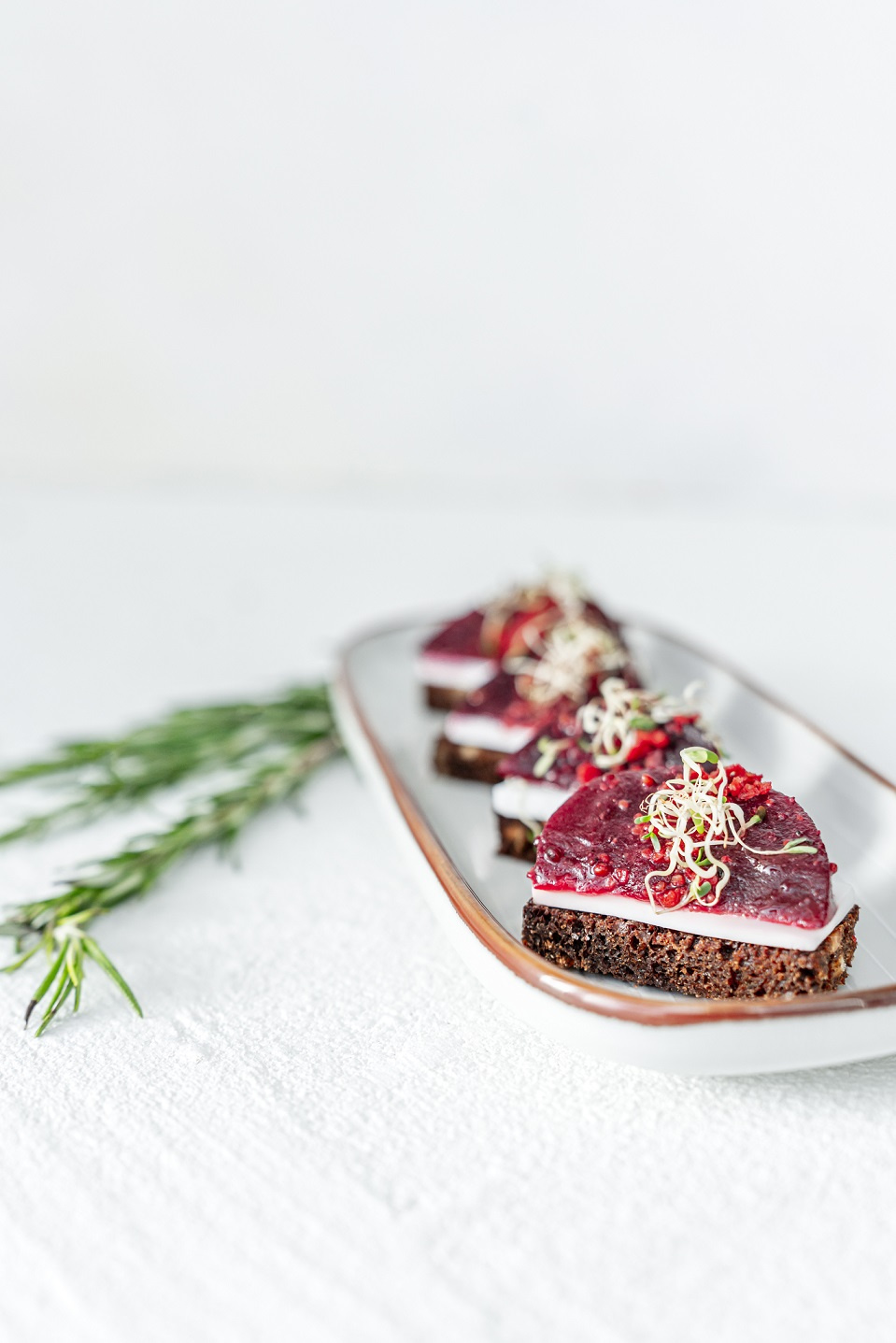 Veganiškas orkaitėje kepto burokėlio ir trumų užkandis (VEGAN)
