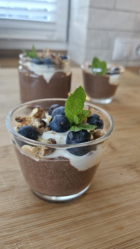 Chia šokoladinis pudingas  su graikišku jogurtu