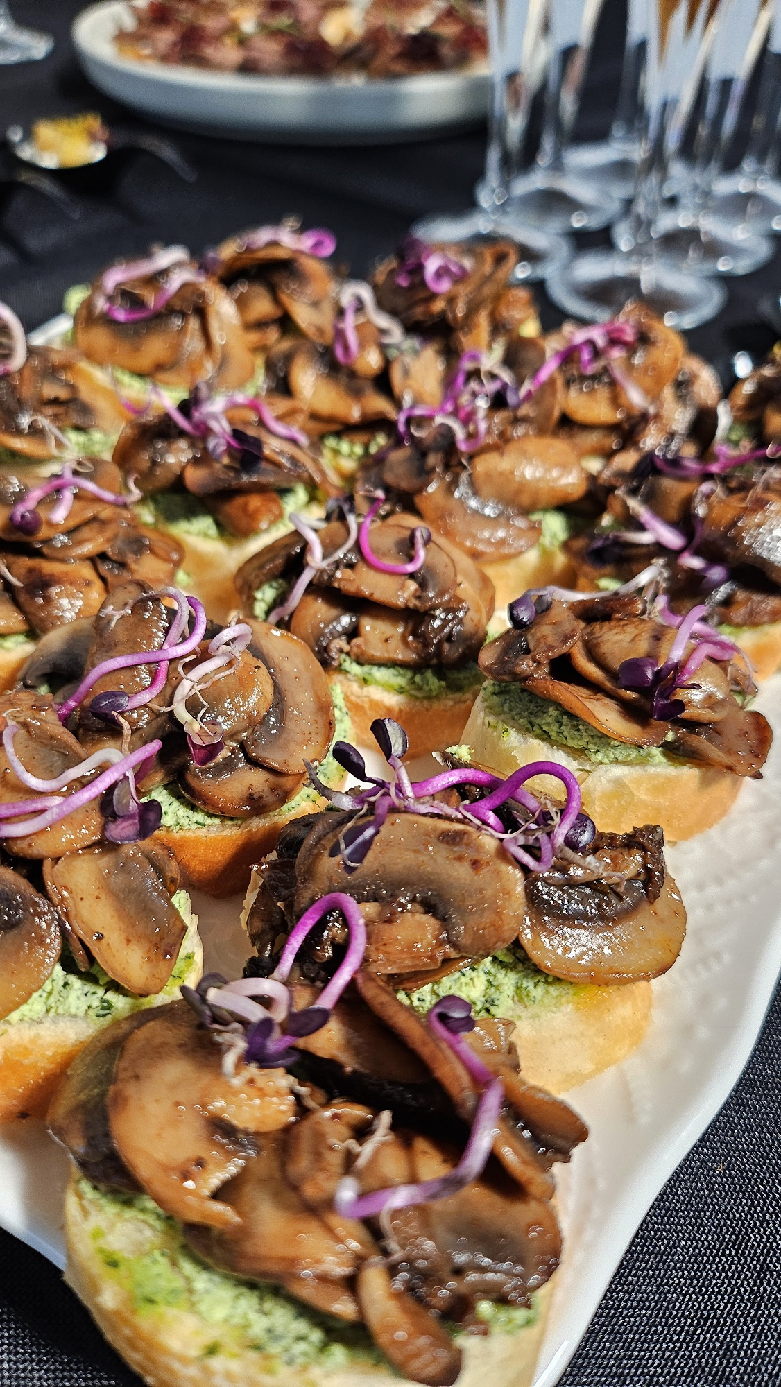 Bruschetta  tofu ir krapų kremu, bei keptais pievagrybiais (VEGAN) thumbnail 3