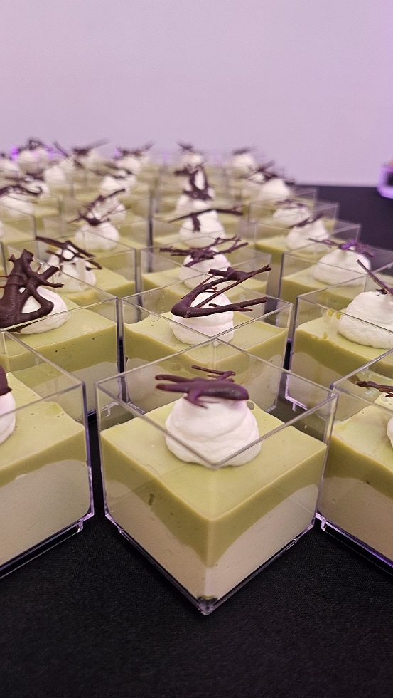 Matcha desertas su maskarponės kremu taurelėje