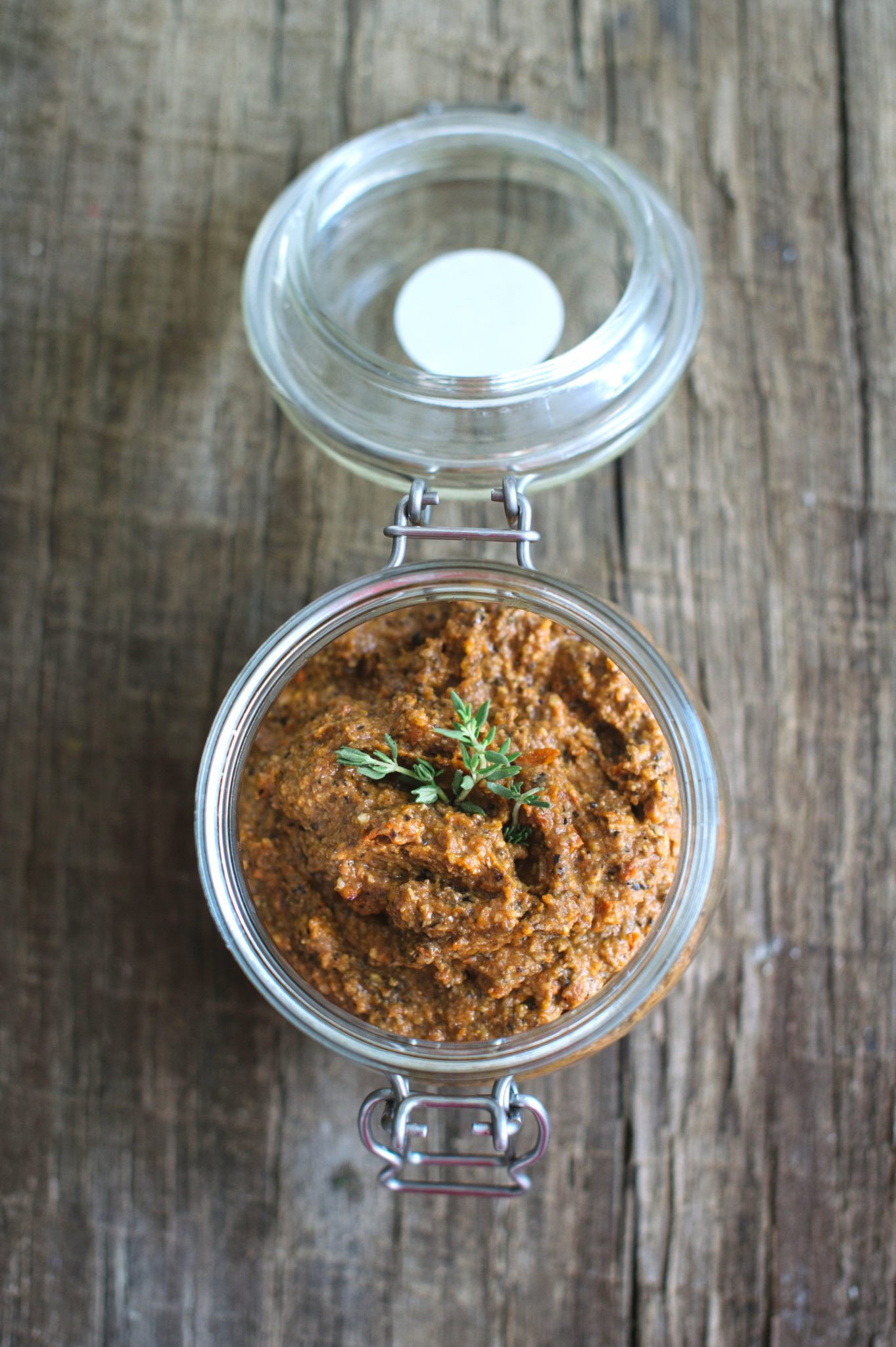 Veganiška saulėje džiovintų pomidorų ir alyvuogių užtepėlė (GLUTEN free)