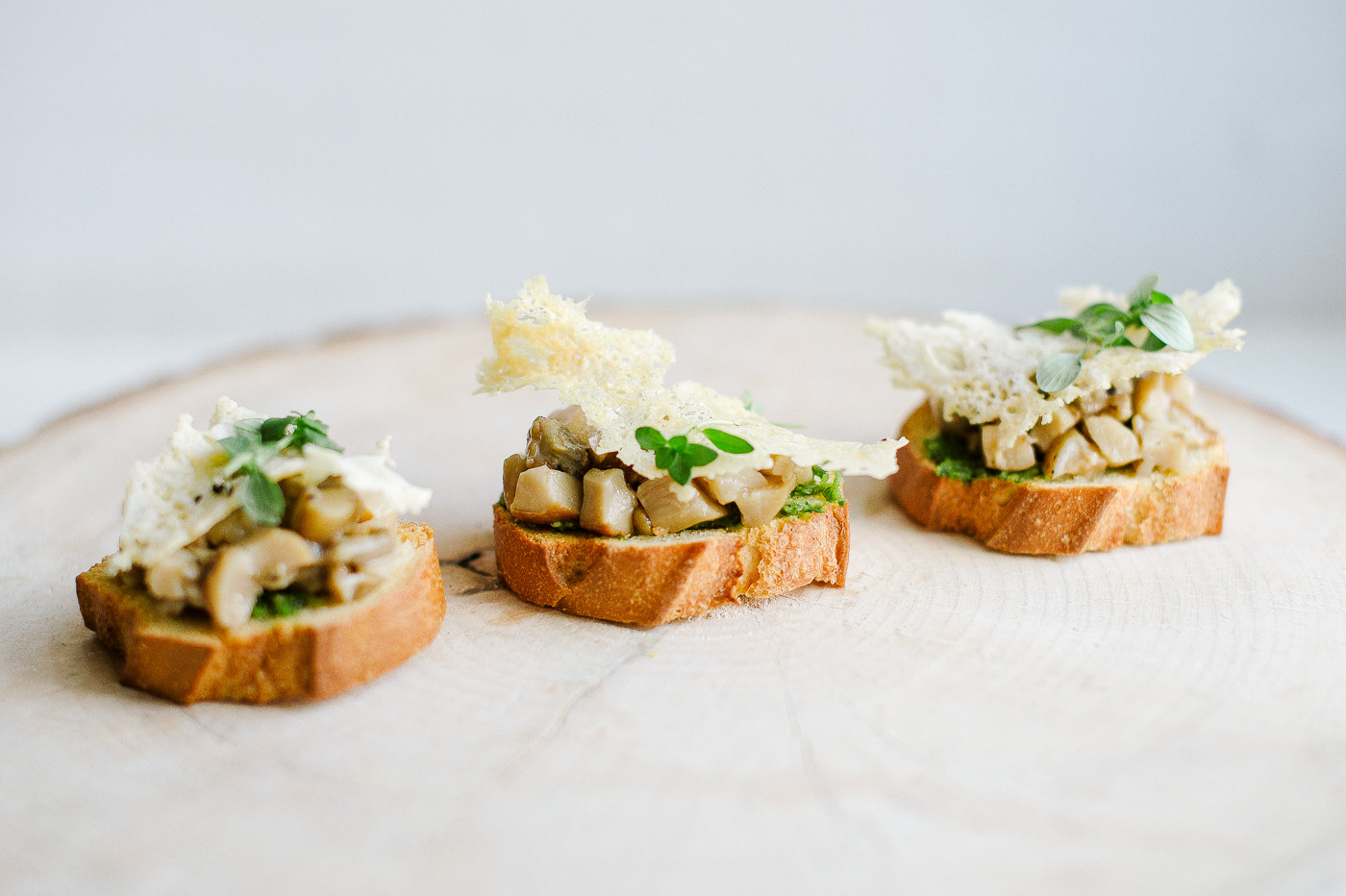 Miško grybų ir trumų crostini (VEGETARIAN)