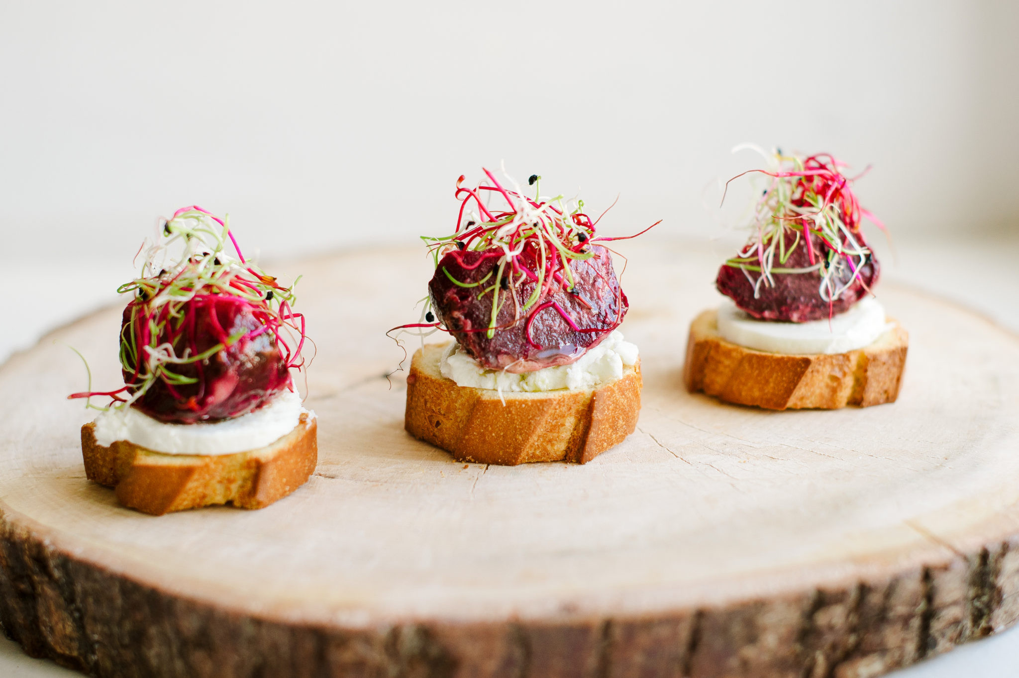 Crostini su orkaitėje keptu burokėliu ir ožkos sūriu (VEGETARIAN)
