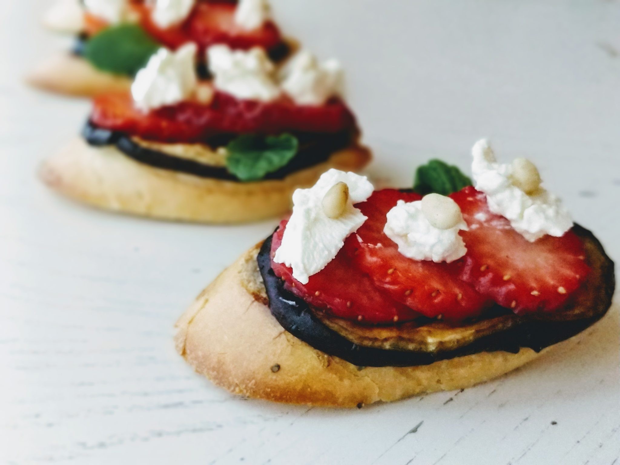 Vegetariška brusketa su baklažanu ir braške