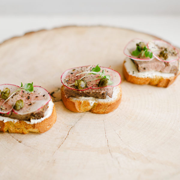 Crostini su lengvai apkepta jautiena ir kaparėliais