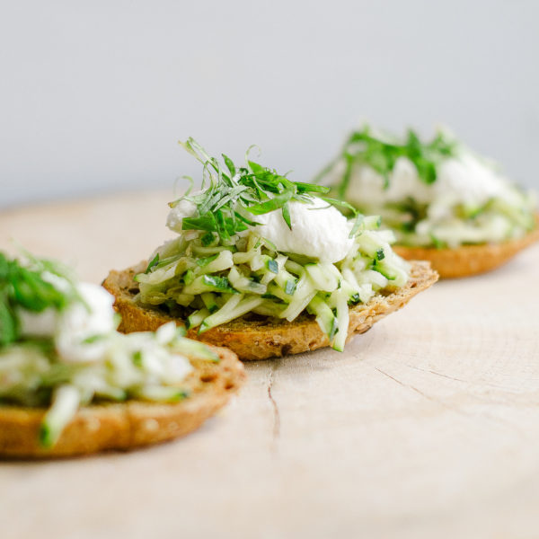 Cukinijos, mėtos ir rikotos bruschetta