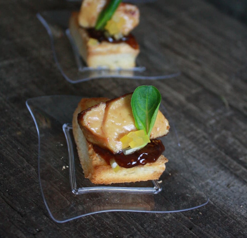 Brioche bandelė su kepta Foie Gras ir apelsinų drebučiais