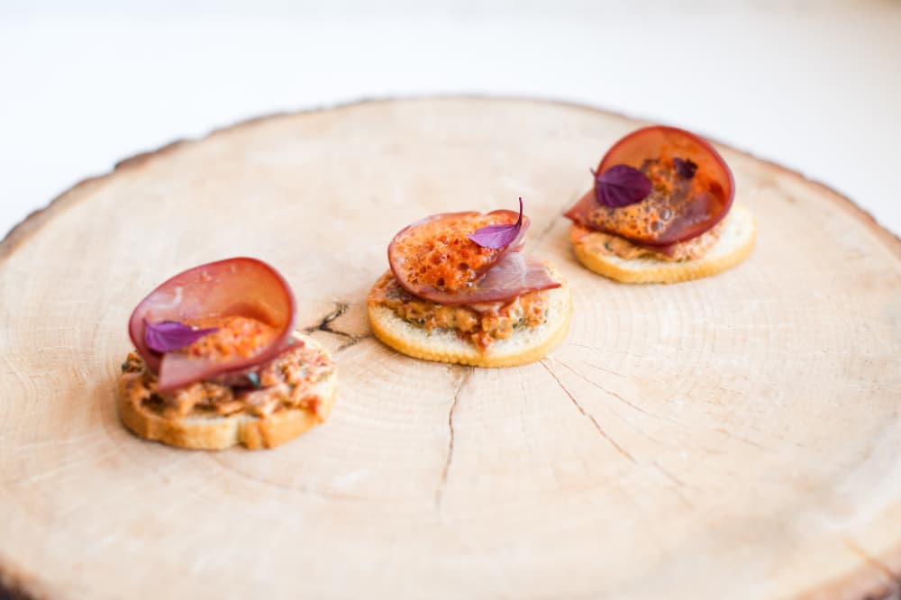 Rūkytos jautienos ir saulėje džiovintų pomidorų crostini