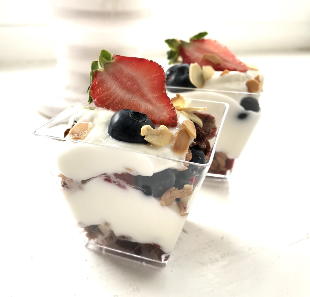 Granola su jogurtu