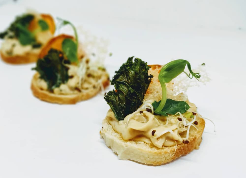 Veganiškas crostini su saldžios bulvės traškučiu