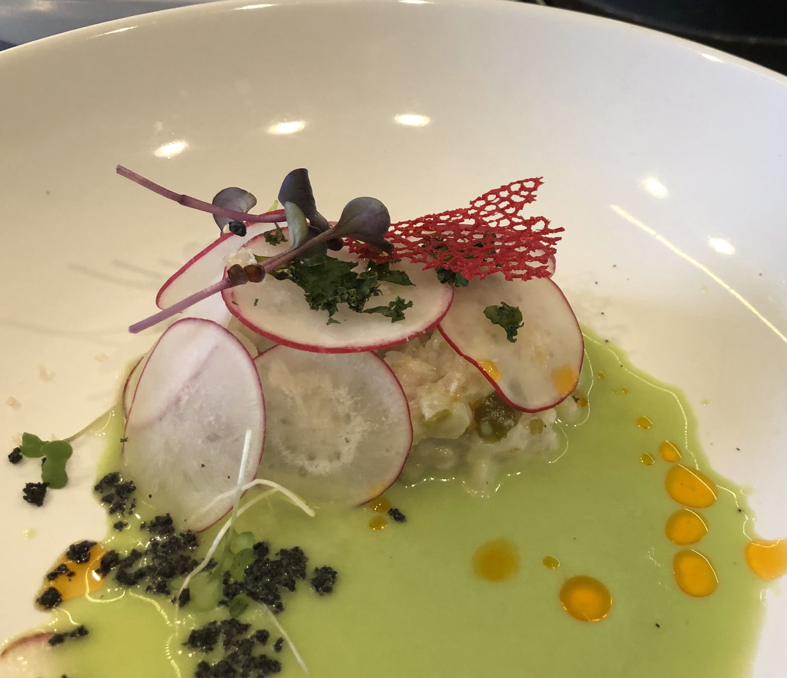 Jūros šukučių kapotinis, mango ir šalotinių svogūnų salsa, laimo padažas.