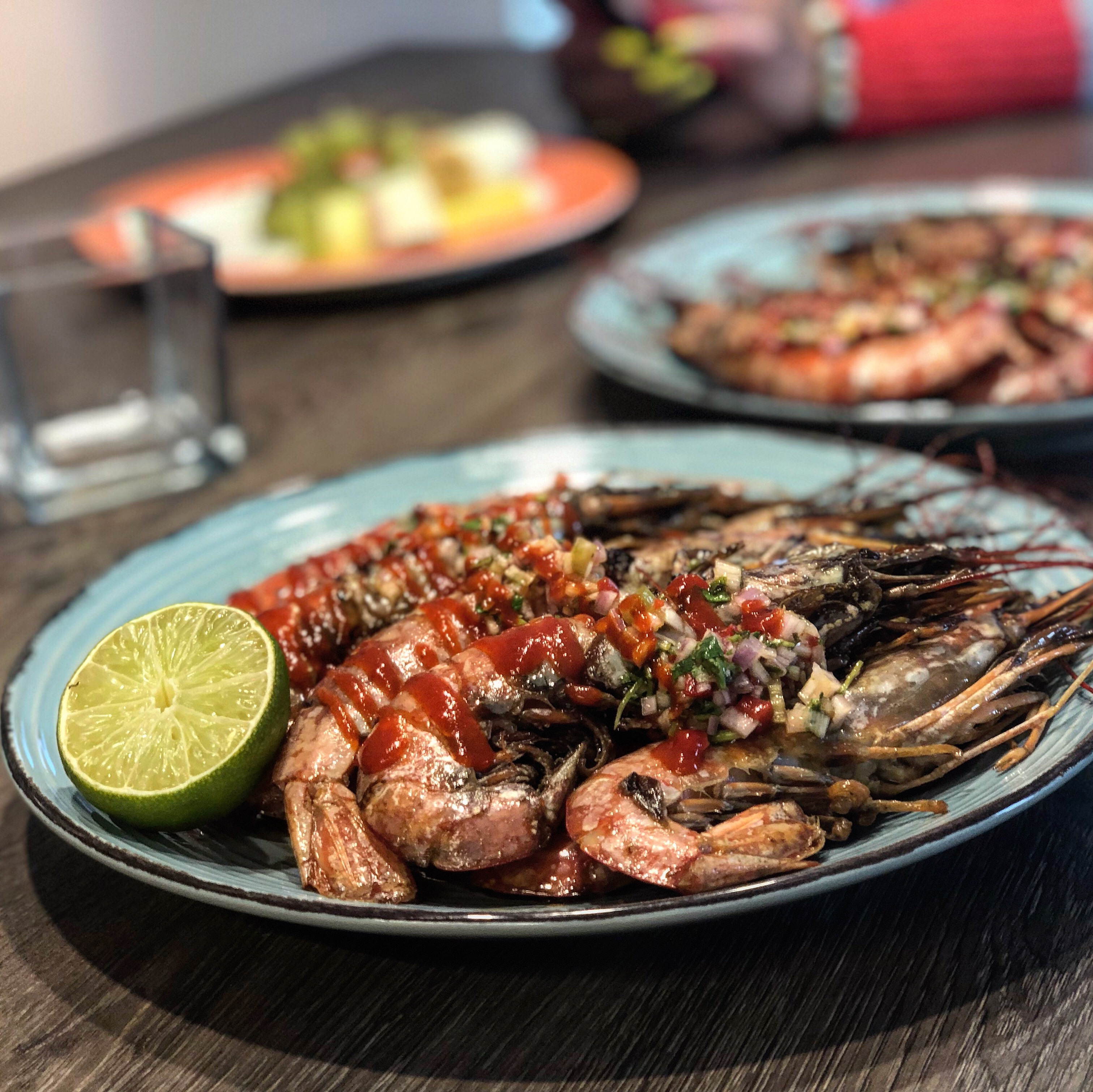 Tigrinės krevetės, pomidorų ir pankolių salsa, aštrus padažas