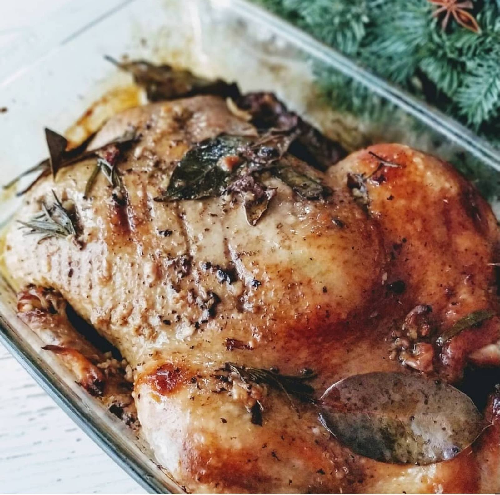 (Pats sau šefas) Lėtai kepta vištiena raudono vyno padaže (min. kiekis 4 porc. * 14 eur.)